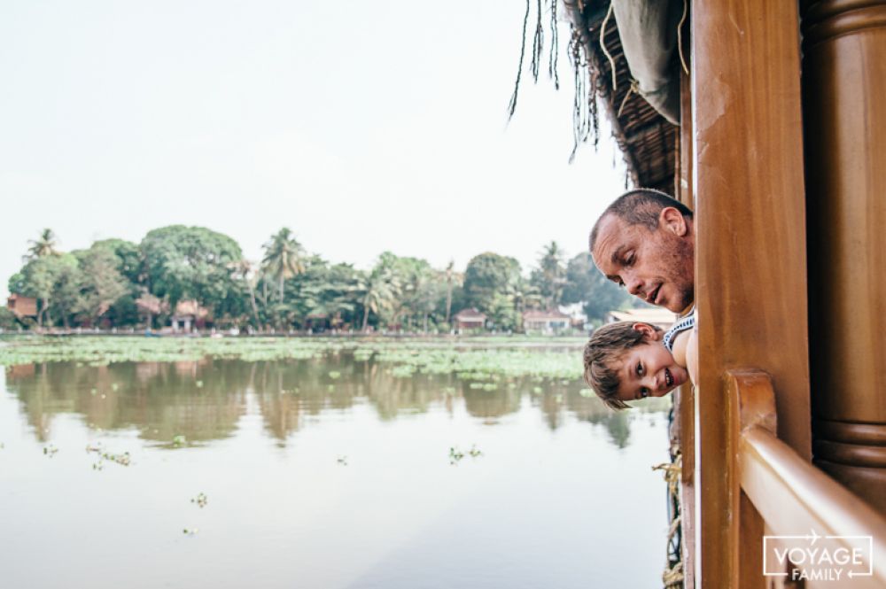 bateau du riz bacwaters kerala avec enfant